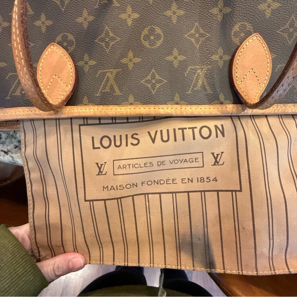 Louis Vuitton Neverfull MM Handbag - Picture 3 of 13